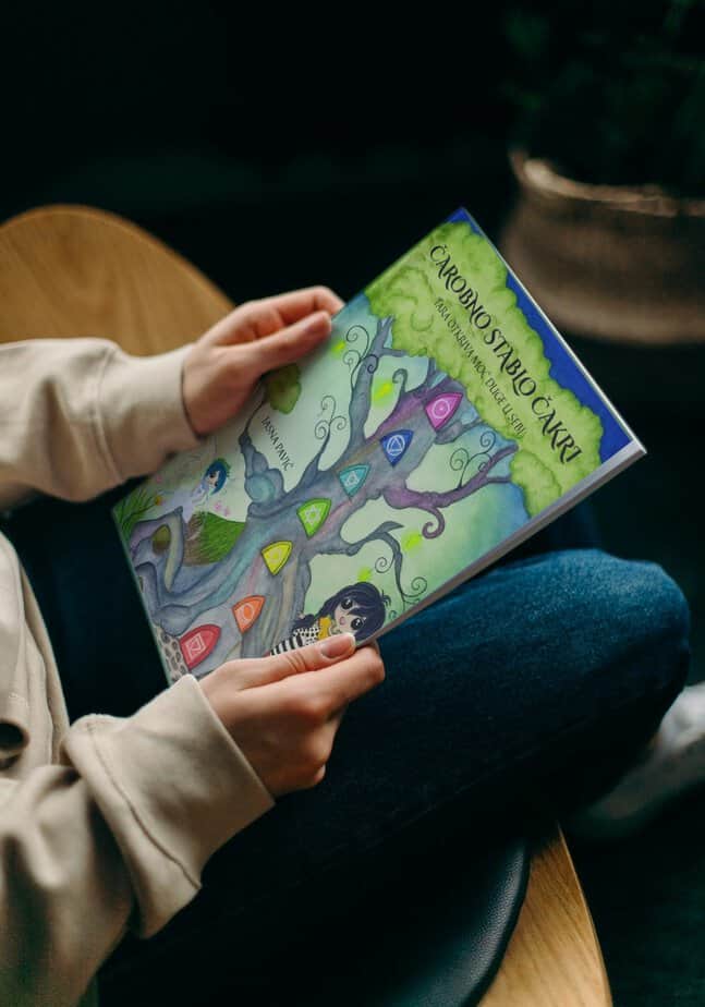 Čarobno stablo čakri slikovnica u rukama