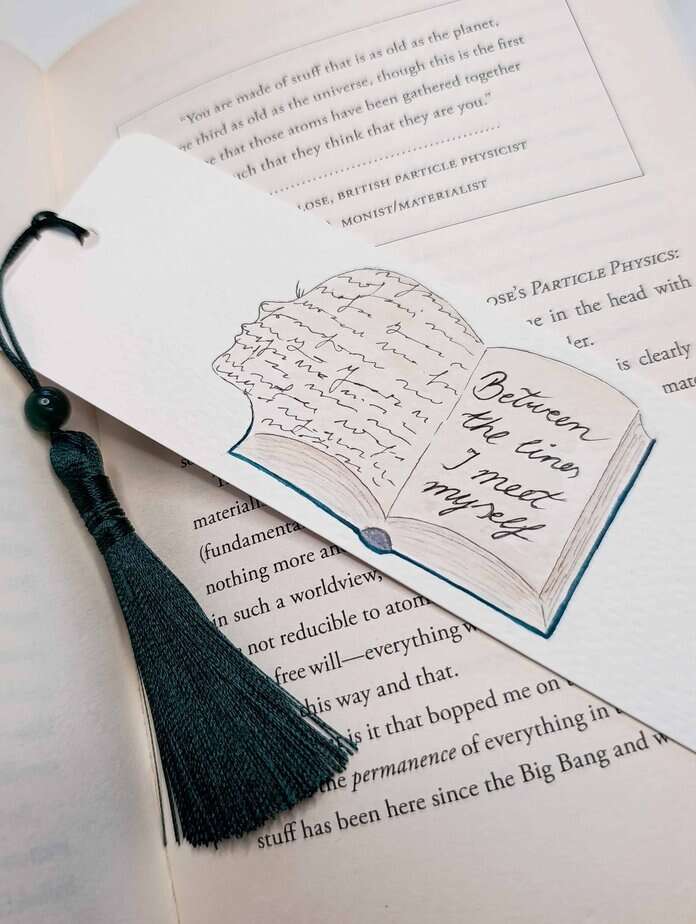 Ručno oslikani označivač stranica (bookmark) s motivom otvorene knjige i tasselom, dimenzije 15x5, medij akvarel na 300 g/m² papiru. Idealno za ljubitelje knjiga.