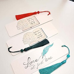 Ručno oslikani označivači stranica (bookmark) s motivima otvorenih knjiga i pera koje ispisuje riječi i tasselom, dimenzije 15x5, medij akvarel na 300 g/m² papiru. Idealno za ljubitelje knjiga.