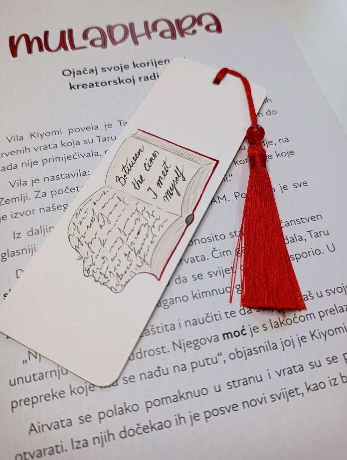 Ručno oslikani označivač stranica (bookmark) s motivom otvorene knjige i tasselom, dimenzije 15x5, medij akvarel na 300 g/m² papiru. Idealno za ljubitelje knjiga.