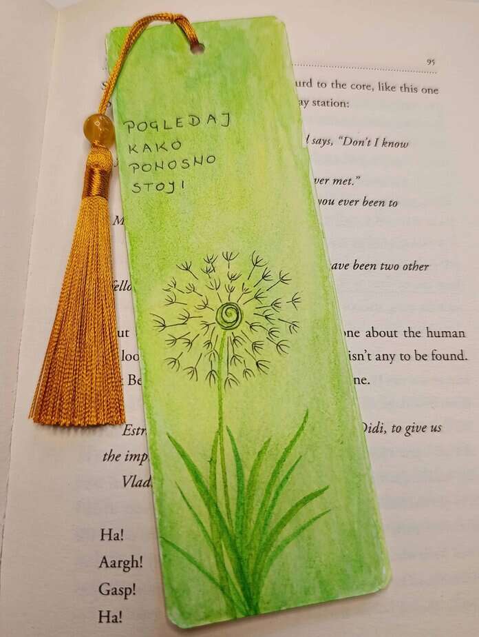 Ručno oslikani označivač stranica (bookmark) s motivom maslačka i tasselom, dimenzije 15x5, medij akvarel na 300 g/m² papiru. Idealno za ljubitelje knjiga.