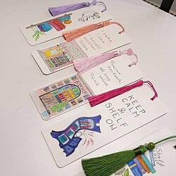 Ručno oslikani označivač stranica (bookmark) s motivima polica s knjigama i tasselom, dimenzije 15x5, medij akvarel na 300 g/m² papiru. Idealno za ljubitelje knjiga.