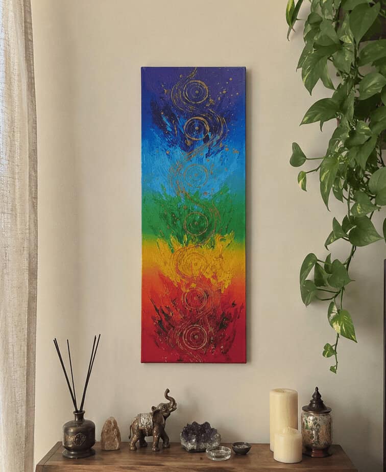 Chakra Flow – Originalna ručno oslikana apstraktna slika Tok čakri s bojama sedam čakri i zlatnim spiralnim detaljima na platnu 20 × 60 cm.