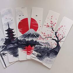 Ručno oslikani set od šest bookmarka koji zajedno prikazuju planinu Fuji, crveno sunce, japanski hram i procvjetalu trešnju.